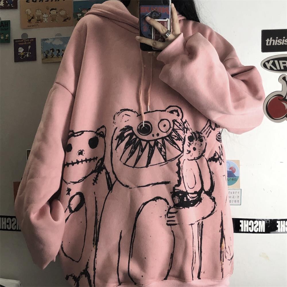 femme portant un pull sweat à capuche rose