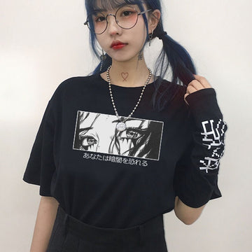 Femme egirl à lunette avec un T-Shirt Noir Anime Hiragana