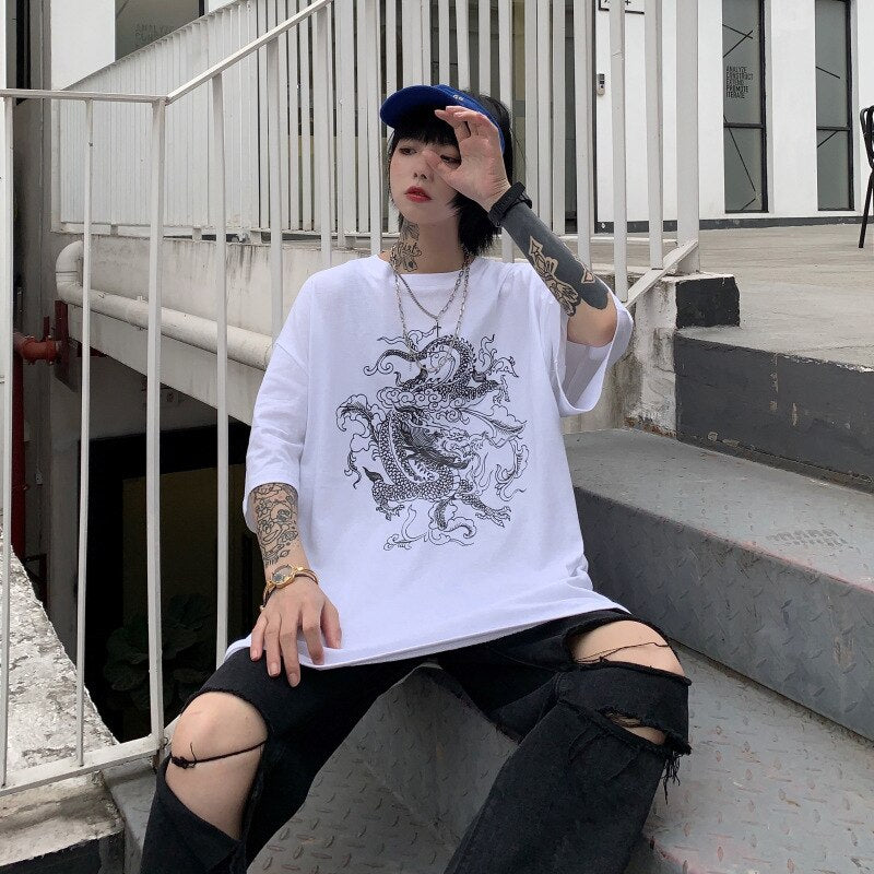 Femme avec casquette et T-Shirt Blanc Egirl - Dragon Coréen 